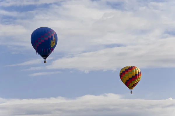 Δύο πολύχρωμα μπαλόνια ζεστό ανταγωνίζονται στον αέρα. — Φωτογραφία Αρχείου