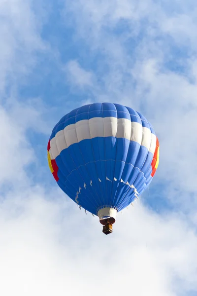 Blauer Heißluftballon in den blauen Himmel. — Stockfoto