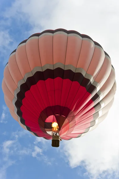 Fotógrafo disparando desde un globo caliente en el cielo . —  Fotos de Stock