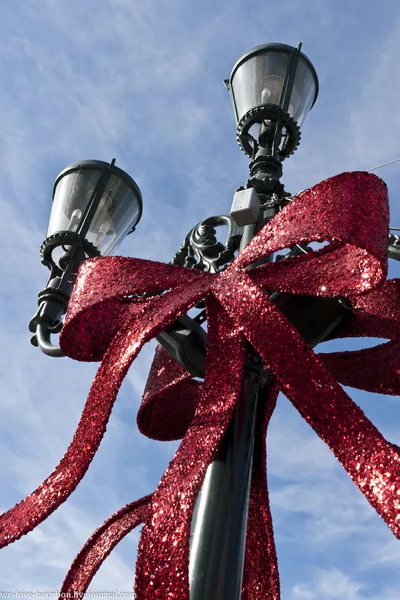 Christmas decoration on street light — Stock Photo, Image