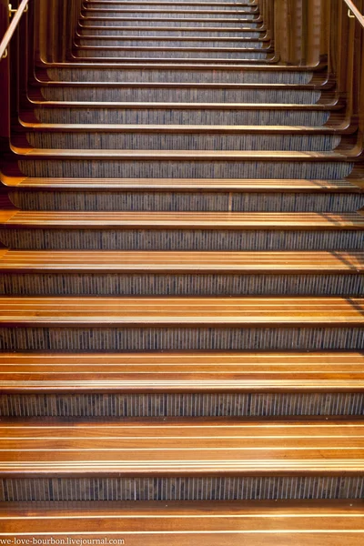 Hermosa escalera de madera — Foto de Stock