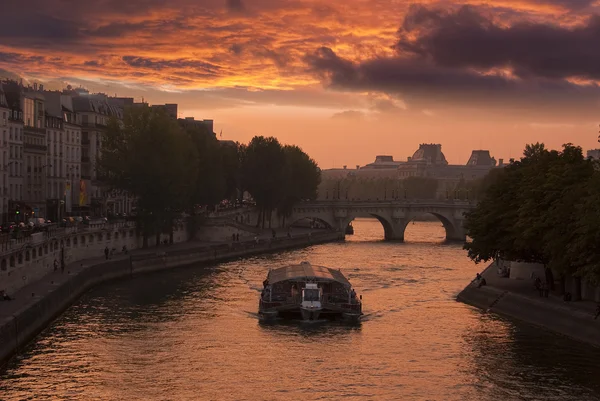 Parigi vista del fiume Senna un tramonto — Foto Stock