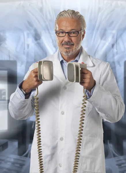 Læge ved hjælp af en defibrillator - Stock-foto