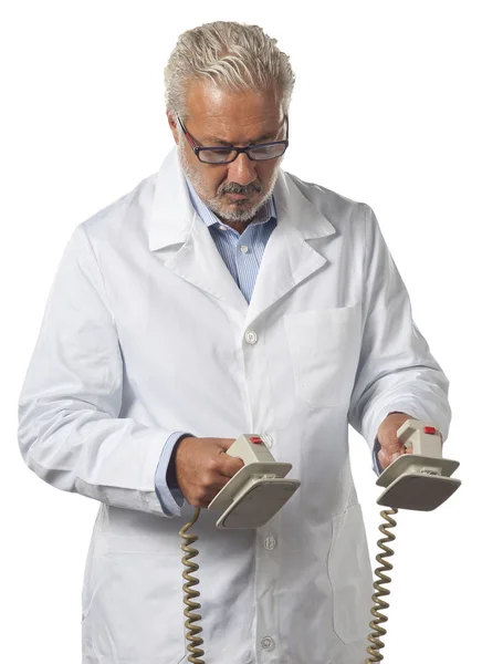 Médico usando um desfibrilador — Fotografia de Stock
