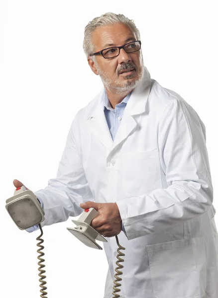 Médico usando um desfibrilador — Fotografia de Stock