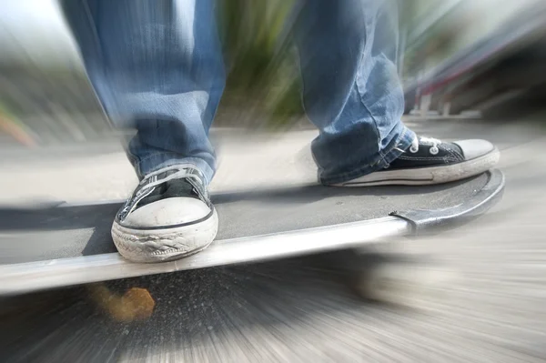 スケート ボードを持つ少年 — ストック写真