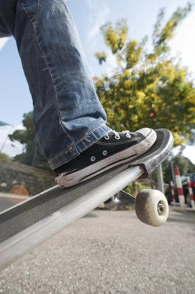 Un ragazzo con lo skateboard — Foto Stock