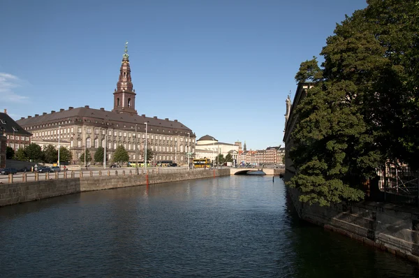 Парламент Дании Копенгаген Слотсхольмен Кристиансборг — стоковое фото