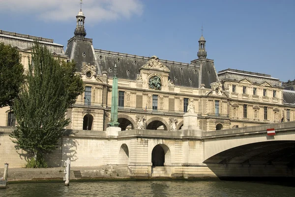 Музей Парижского Лувра — стоковое фото