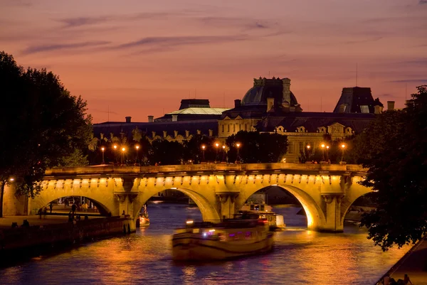 Παρίσι θέα του ποταμού τράτας ένα ηλιοβασίλεμα — Φωτογραφία Αρχείου