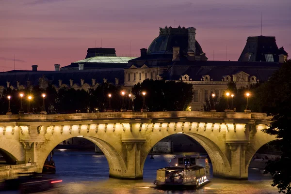 Blick auf den Fluss bei Sonnenuntergang in Paris — Stockfoto