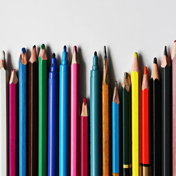 Lápis e marcadores coloridos — Fotografia de Stock