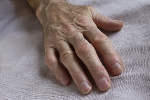 Old wrinkled hand — Stock Photo, Image
