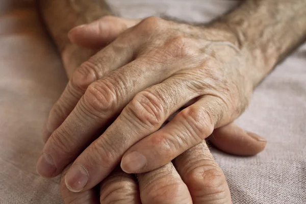 Old wrinkled hands — Stock Photo, Image