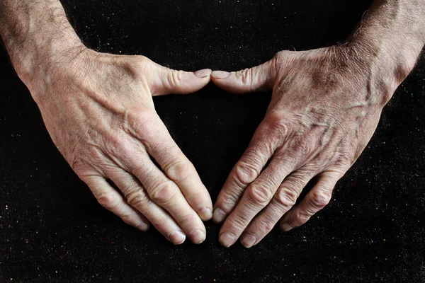 Old wrinkled hands — 图库照片#