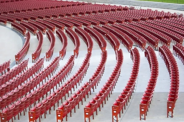 Fileiras de assentos de anfiteatro vermelho — Fotografia de Stock