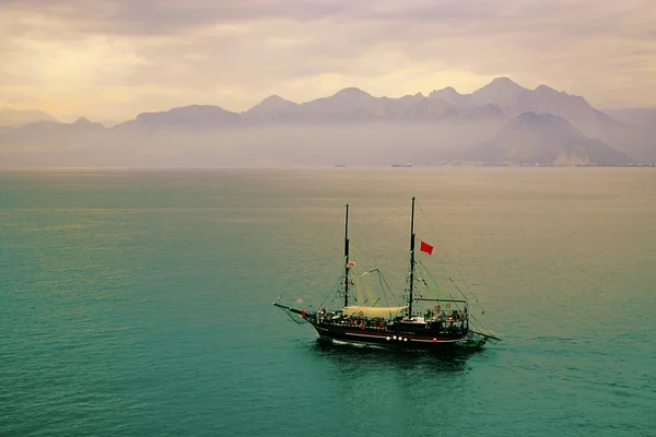 Barco místico navegando en el mar Fotos De Stock Sin Royalties Gratis