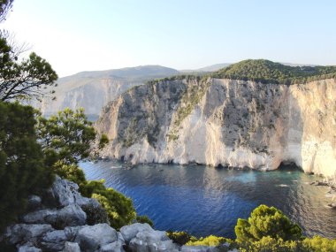 kayalar. ağaçlar. Deniz. Bay