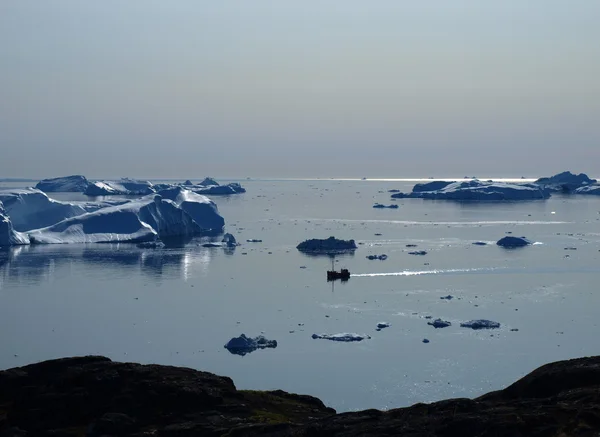 Rybářský člun icefjord ilulissat, Grónsko. — Stock fotografie