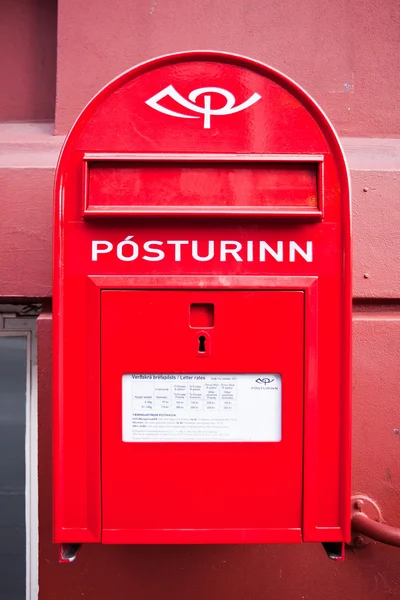 Röd postbox — Stockfoto