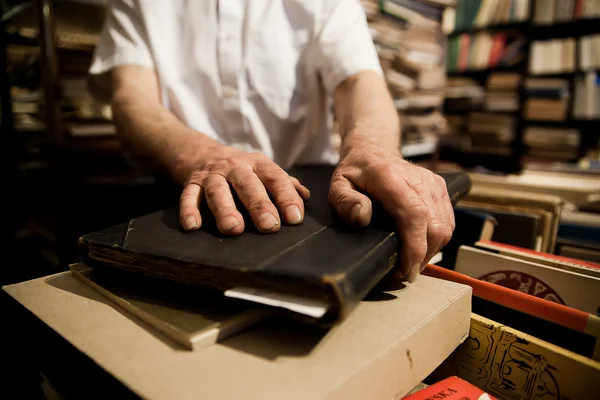Fénykép az ember és a kezét a régi könyvek — Stock Fotó