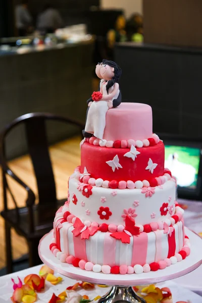 Kırmızı, pembe ve beyaz düğün pastası — Stok fotoğraf