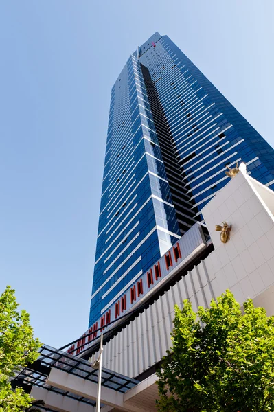 Office tower with blue sky — Stock Photo, Image