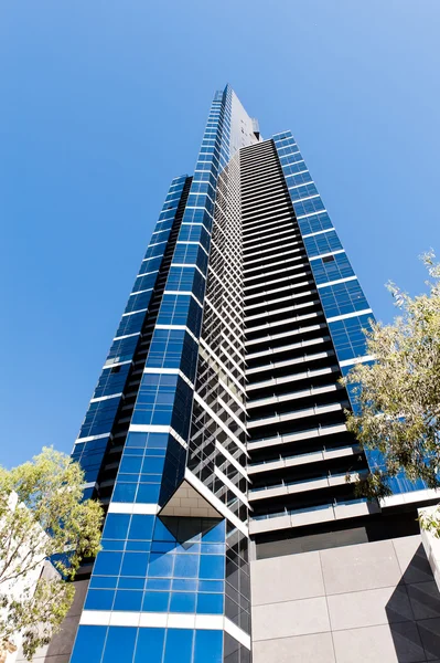 Wieży biurowej z błękitnego nieba — Zdjęcie stockowe