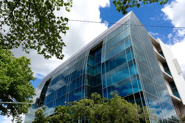 Edificio de oficinas de vidrio —  Fotos de Stock