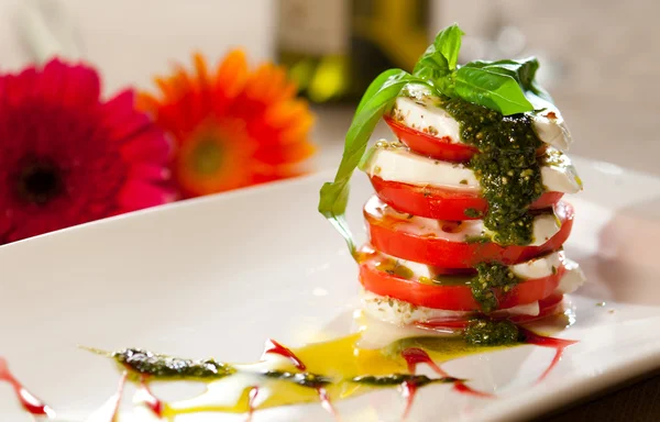 İtalyan Caprese salatası