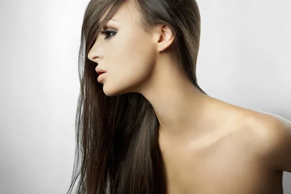 Menina bonita no perfil, com cabelos longos isolados no fundo branco — Fotografia de Stock