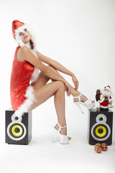 Felice donna sorridente in costume sexy Natale rosso su sfondo bianco — Foto Stock