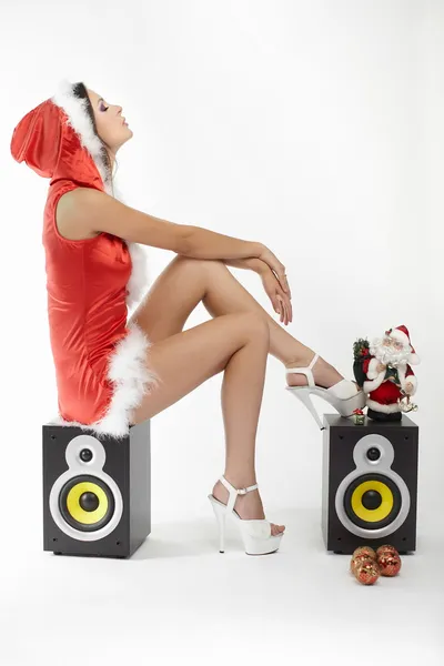 Sexy donna bruna posa in costume da Babbo Natale — Foto Stock