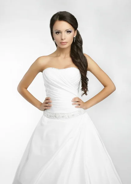 Glücklich schöne Braut weißen Hintergrund — Stockfoto