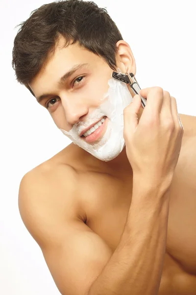Портрет улыбающегося красивого успешного бритья человека, изолированного на белом — стоковое фото