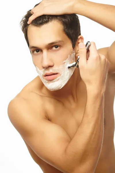 Сексуальный красивый молодой человек с пеной для бритья — стоковое фото