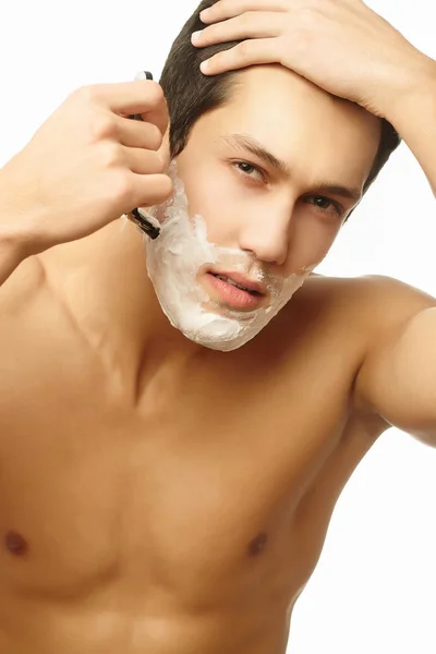 Сексуальный красивый молодой человек с пеной для бритья — стоковое фото
