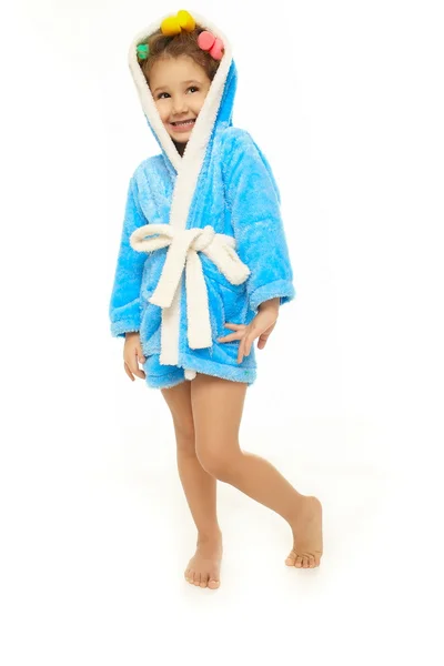 머리카락 curlers에서 빗으로 행복 한 아름 다운 소녀 — 스톡 사진