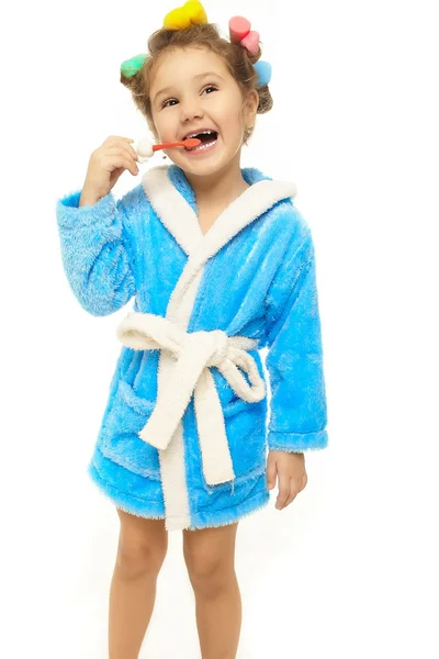 Menina feliz escovar os dentes em vestido de vestir azul — Fotografia de Stock