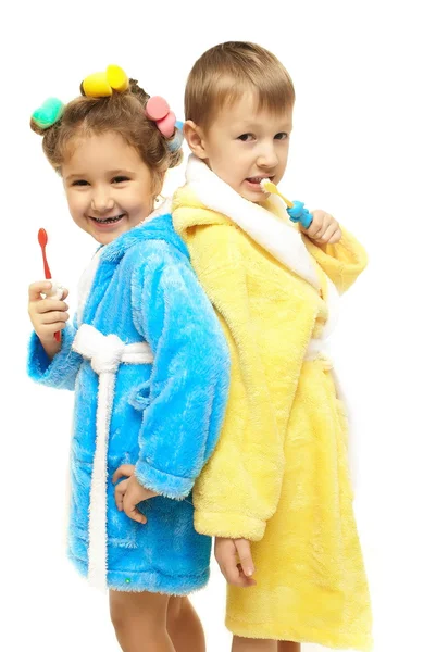 Broer zus in badjas hun tanden te poetsen — Stockfoto