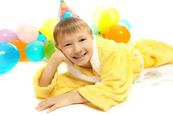 Lachende jongetje in badjas viert zijn verjaardag — Stockfoto