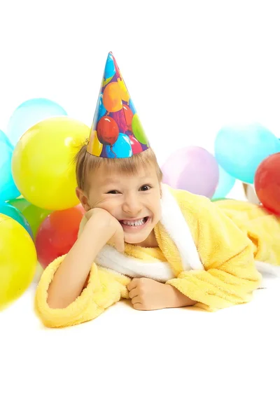 Lächelnder kleiner Junge im Morgenmantel feiert Geburtstag — Stockfoto