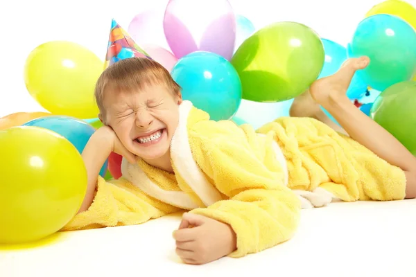 Lachende jongetje in badjas viert zijn verjaardag — Stockfoto
