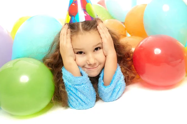 그녀의 생일을 축 하 미소 드레싱 가운에 있는 어린 소녀 — 스톡 사진
