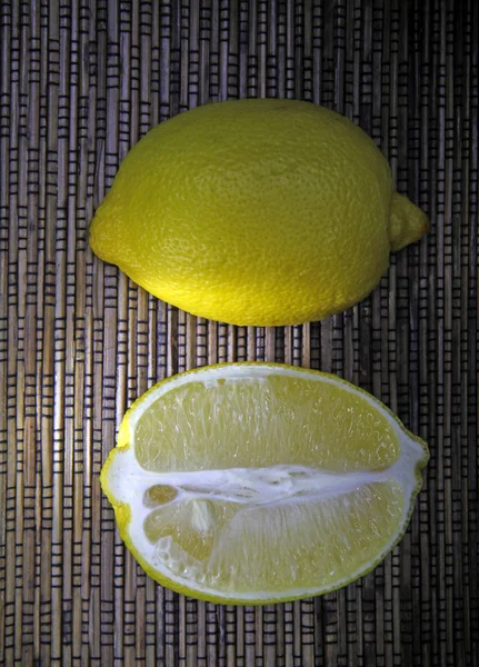 Cepillo ligero limón —  Fotos de Stock