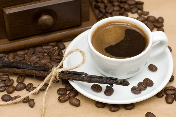 Kaffeetasse auf braunem Hintergrund — Stockfoto