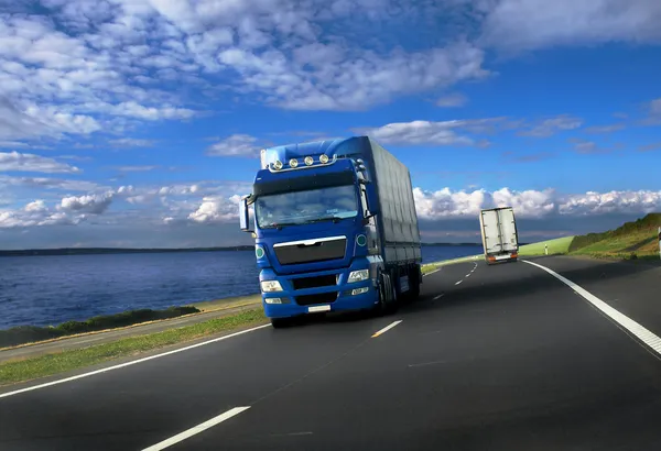 Vrachtwagen op een weg — Stockfoto