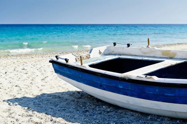 Old dinghy aground — Stock Photo, Image