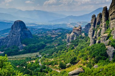 Meteora panorama St nicholas anapausas kutsal Manastırı ile.