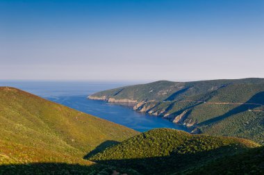 gün batımında Rocky bay.